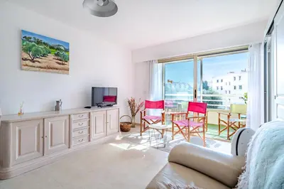 Télévision ou salle de divertissement dans l'établissement 2 pièces Calme Proche de la mer Parking en sous-sol
