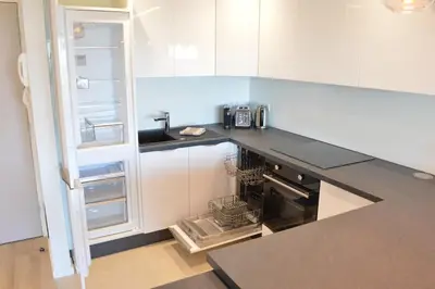 Cuisine ou kitchenette dans l'établissement Appartement 2P vue mer Antibes