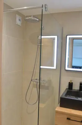 Salle de bains dans l'établissement Appartement 2P vue mer Antibes