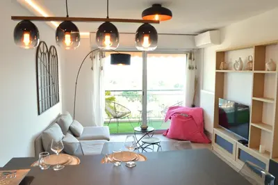 Coin salon dans l'établissement Appartement 2P vue mer Antibes