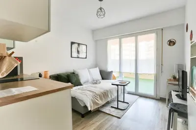 Télévision ou salle de divertissement dans l'établissement Studio with a 20sqm terrace 10min from la Croisette