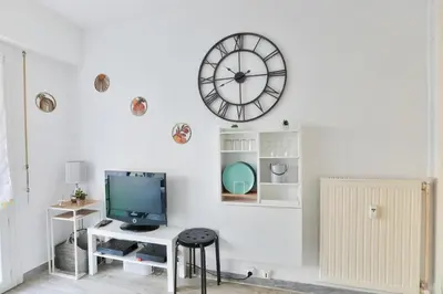 Télévision ou salle de divertissement dans l'établissement Studio with a 20sqm terrace 10min from la Croisette