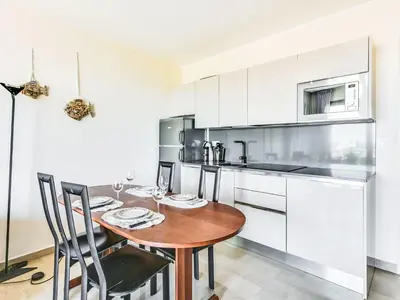Cuisine ou kitchenette dans l'établissement Apartment Le Katia-2 by Interhome