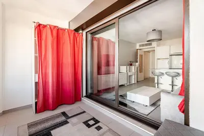 Salle de bains dans l'établissement Juan-les-Pins moderne studio, sea view