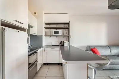 Cuisine ou kitchenette dans l'établissement Juan-les-Pins moderne studio, sea view