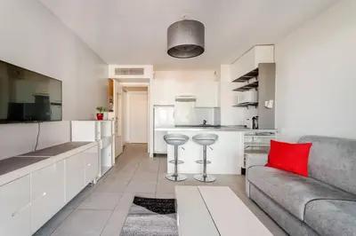 Cuisine ou kitchenette dans l'établissement Juan-les-Pins moderne studio, sea view