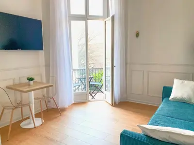 Coin salon dans l'établissement Charmant 2P avec Balcon, Proche Centre