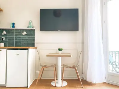 Cuisine ou kitchenette dans l'établissement Charmant 2P avec Balcon, Proche Centre