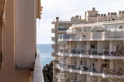 Vue générale sur la mer ou vue sur la mer prise depuis l'appartement
