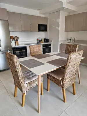 Cuisine ou kitchenette dans l'établissement Grand 3 chambres quartier Pinède Juan
