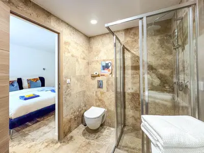 Salle de bains dans l'établissement Bel appartement rénové - Jardin et Parking - DA