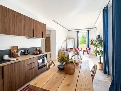 Cuisine ou kitchenette dans l'établissement Bel appartement rénové - Jardin et Parking - DA