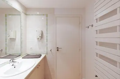 Salle de bains dans l'établissement MALTE-Entrée Cap d'Antibes, perle tout confort - Rare