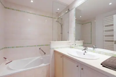 Salle de bains dans l'établissement MALTE-Entrée Cap d'Antibes, perle tout confort - Rare