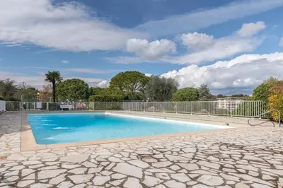 Piscine de l'établissement Le soleil d'or , Piscine et Tennis ou située à proximité