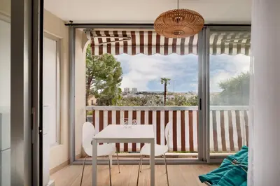 Balcon ou terrasse dans l'établissement Le soleil d'or , Piscine et Tennis