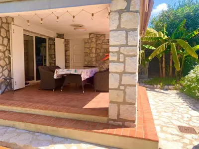Terrasse ou espace extérieur de l'établissement NEW renovated spacious 2 BR Apt AC 300m from Beach