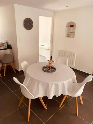 Plan de l'établissement NEW renovated spacious 2 BR Apt AC 300m from Beach