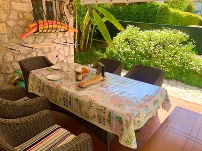 Coin salon dans l'établissement NEW renovated spacious 2 BR Apt AC 300m from Beach