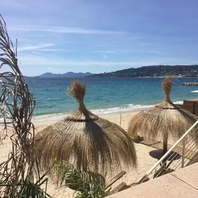 NEW renovated spacious 2 BR Apt AC 300m from Beach