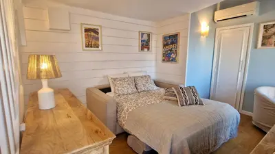 Un ou plusieurs lits dans un hébergement de l'établissement Lovely one bedroom apartment in the old town of Antibes