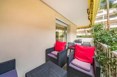 Coin salon dans l'établissement 3 pièces au calme avec terrasses et verdure