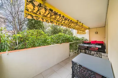 Balcon ou terrasse dans l'établissement 3 pièces au calme avec terrasses et verdure