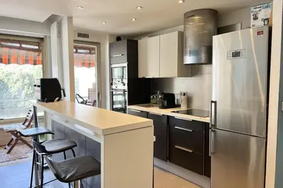 Cuisine ou kitchenette dans l'établissement T2 apartment with terrace in Cannes