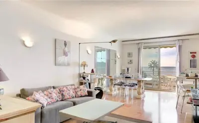 Coin salon dans l'établissement Appartement 2 pièces - Vue mer