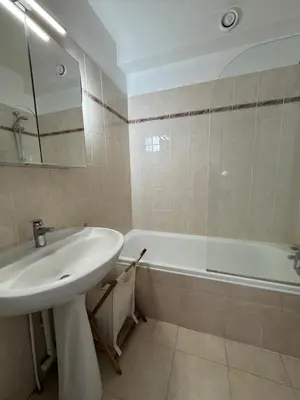 Salle de bains dans l'établissement Le Doris , studio climatisé proche bord de mer