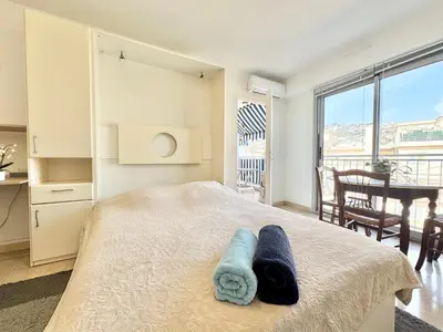 Un ou plusieurs lits dans un hébergement de l'établissement Le Doris , studio climatisé proche bord de mer