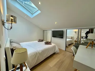 Télévision ou salle de divertissement dans l'établissement Gorgeous 2 bedrooms brand new sea view
