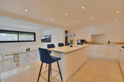 Cuisine ou kitchenette dans l'établissement Villa Bella Vista # Piscine - Luxe et Sérénité au Cœur du Cannet