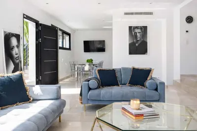 Coin salon dans l'établissement Villa Bella Vista # Piscine - Luxe et Sérénité au Cœur du Cannet