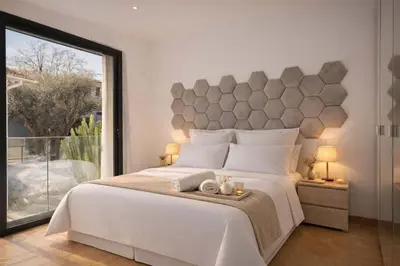 Un ou plusieurs lits dans un hébergement de l'établissement Villa Bella Vista # Piscine - Luxe et Sérénité au Cœur du Cannet
