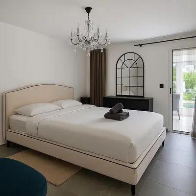 Un ou plusieurs lits dans un hébergement de l'établissement Palm beach apartment with swimming pool in a residence