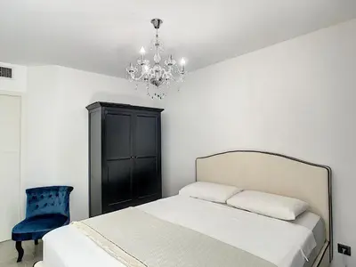 Un ou plusieurs lits dans un hébergement de l'établissement Palm beach apartment with swimming pool in a residence