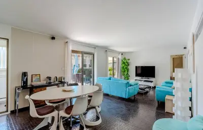 Télévision ou salle de divertissement dans l'établissement Luxueux 3 Chambres Terrasse de 90m hypercentre - Wifi Clim - 6 pers