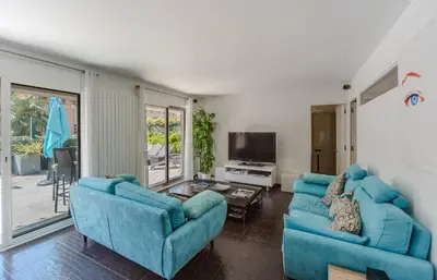 Télévision ou salle de divertissement dans l'établissement Luxueux 3 Chambres Terrasse de 90m hypercentre - Wifi Clim - 6 pers