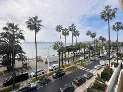 Vue générale sur la mer ou vue sur la mer prise depuis l'appartement