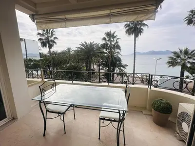 Balcon ou terrasse dans l'établissement One bedroom apartment with a sea view right by the Croisette beaches and the center of Cannes. - 2287