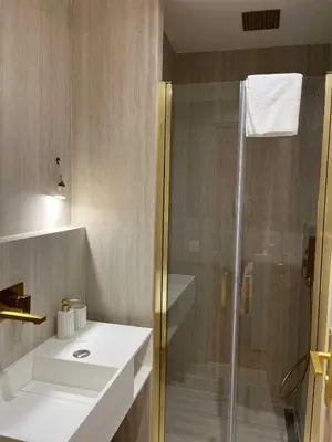 Salle de bains dans l'établissement Modern apartment -2BDR 6P - 300m from the BEACH