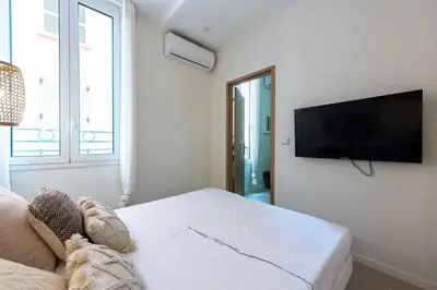 Télévision ou salle de divertissement dans l'établissement Modern apartment -1BDR 4P - 300m from the BEACH
