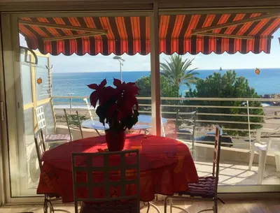 Vue générale sur la mer ou vue sur la mer prise depuis l'appartement