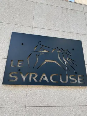 Certificat, récompense, panneau ou autre document affiché dans l'établissement Le Syracuse