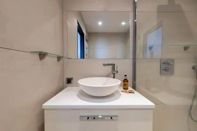 Salle de bains dans l'établissement Apartment with Terrace Pool & Beach Access