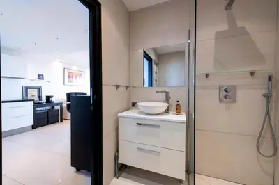 Salle de bains dans l'établissement Apartment with Terrace Pool & Beach Access