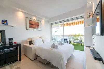 Télévision ou salle de divertissement dans l'établissement Apartment with Terrace Pool & Beach Access