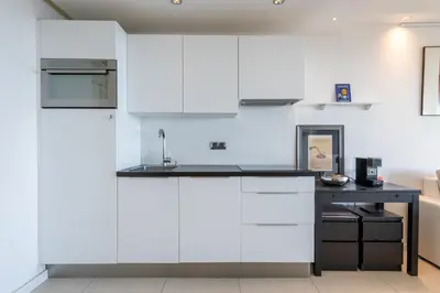Cuisine ou kitchenette dans l'établissement Apartment with Terrace Pool & Beach Access