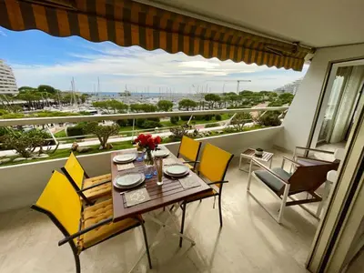 Balcon ou terrasse dans l'établissement Bel appartement Vue sur la Marina Classé 3 étoiles